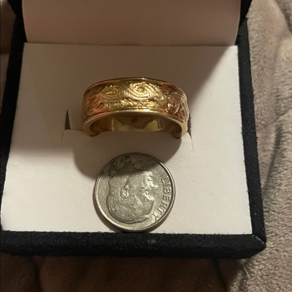 Gold Ring with Engraved Dragon Design (Solid ) Approx. 9 grams - Picture 2 of 14
